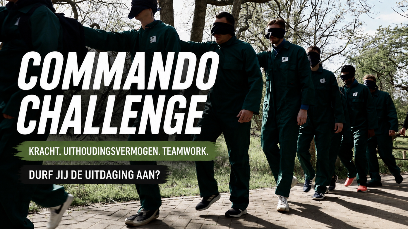 Team loopt geblinddoekt achter elkaar tijdens de Commando Challenge, een actieve outdoor teambuilding waarbij samenwerking, communicatie en vertrouwen centraal staan.